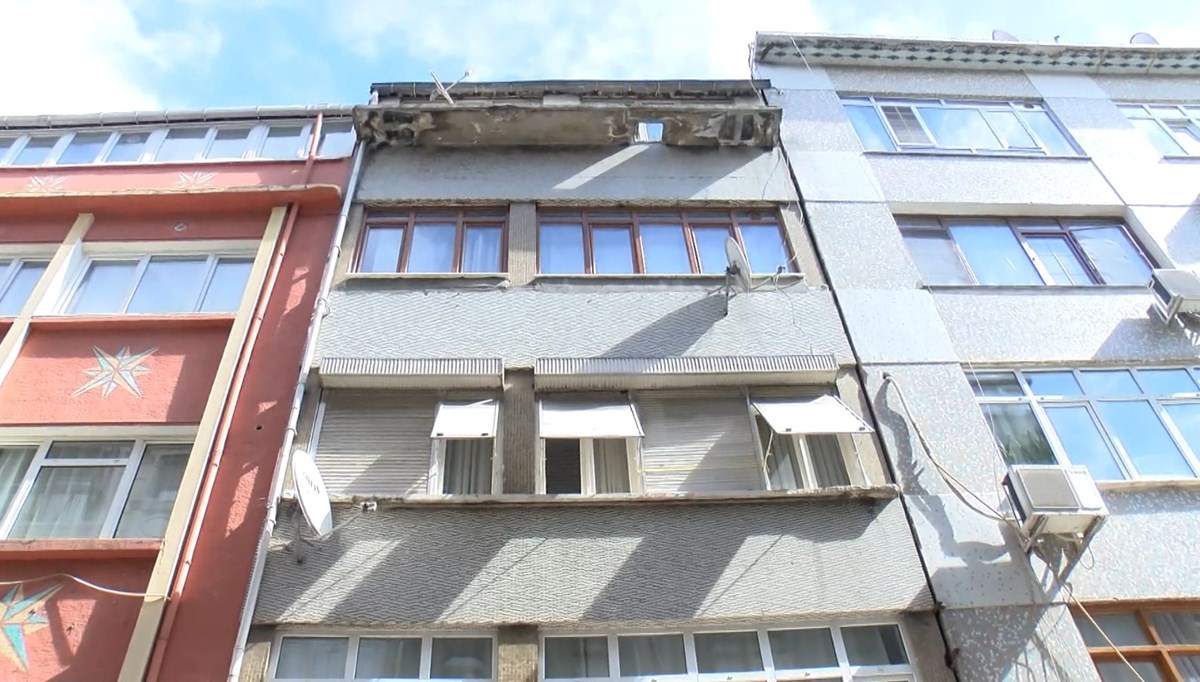 Temel kazısında 4 katlı apartmanın duvarı yıkıldı: Bitişikteki bina yan yattı Temel kazısında 4 katlı apartmanın duvarı yıkıldı: Bitişikteki bina yan yattı
