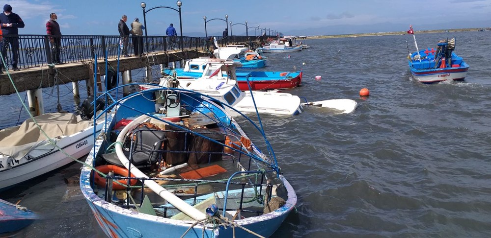 Balıkesir Ayvalık'ta fırtına: 30 tekne battı - 12