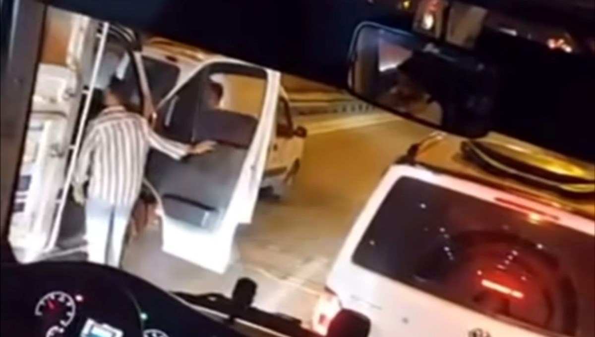 Bursa'da boş olan trafikte yol için kavga ettiler Bursa'da boş olan trafikte yol için kavga ettiler