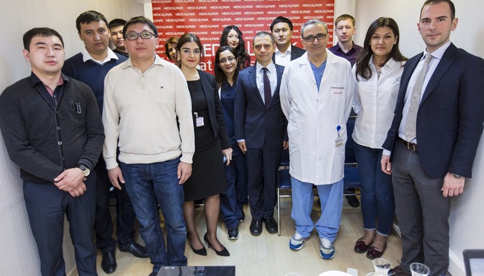 Prof. Dr. Bayer Çınar, eğitim için Türkiye'ye gelen Kazakistanlı doktorlarla.
