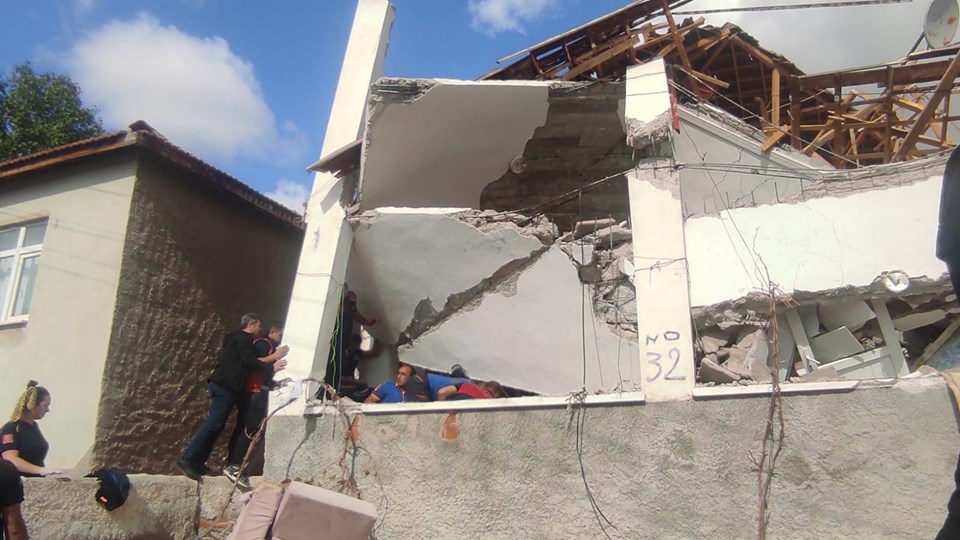 Yozgat'ta doğalgaz patlaması: 2 katlı ev çöktü - 1