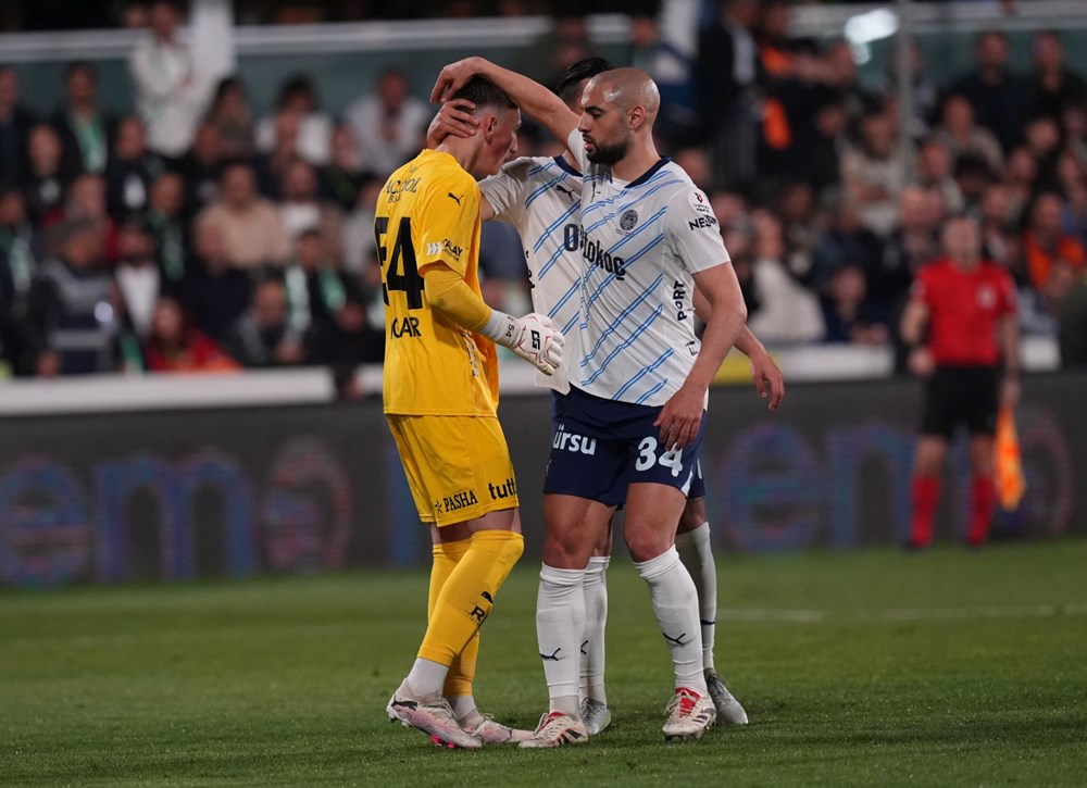 Fenerbahçe-Bodrum FK Maçında Şaşırtan An: Gol Sonrası Tüm Takım Kaleciye Yöneldi! 72 b kbigWE1EugkH6g8cXcew