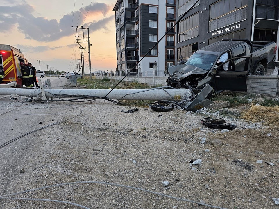 Önce direğe çarptı sonra bahçe duvarında asılı kaldı - 1