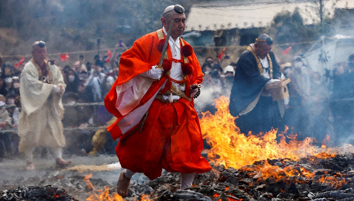 Japonya'da ateş üzerinde yürüme festivali