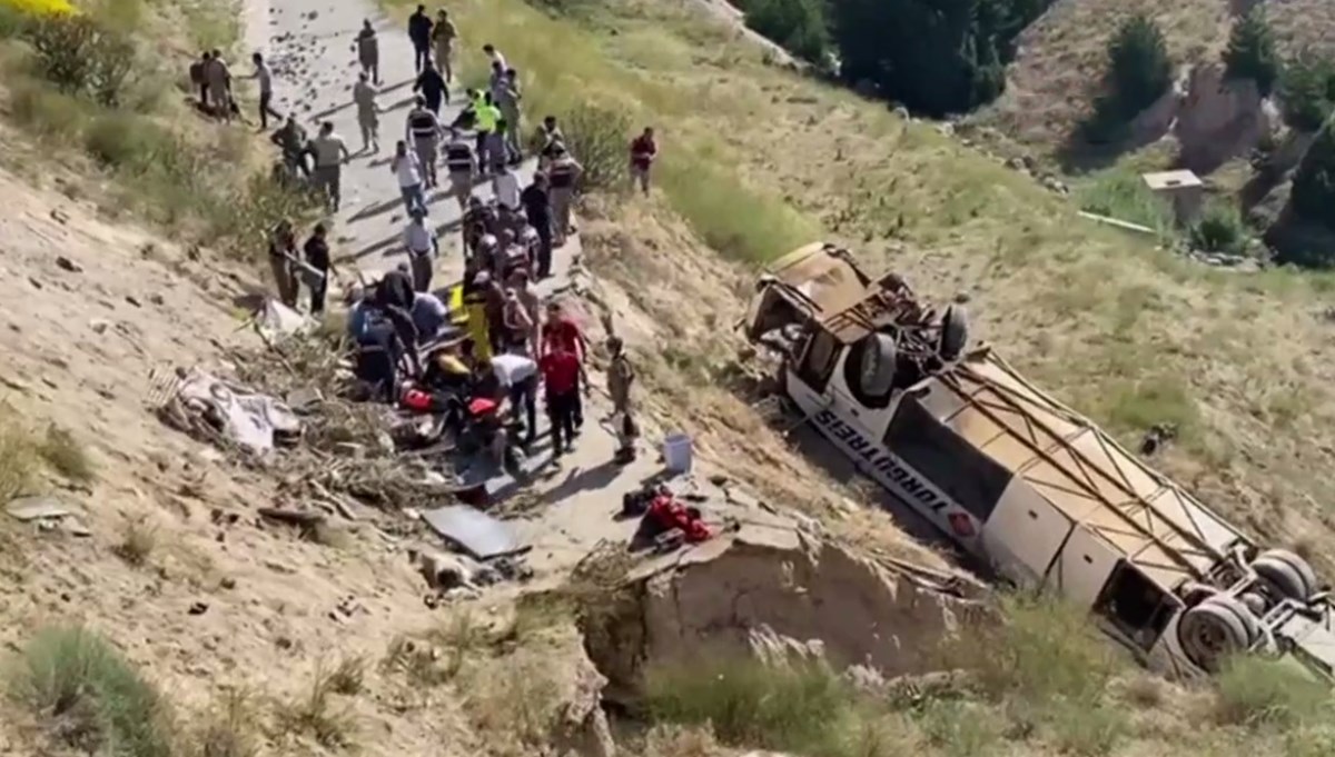 Kars'ta yolcu otobüsü şarampole devrildi: 5 ölü