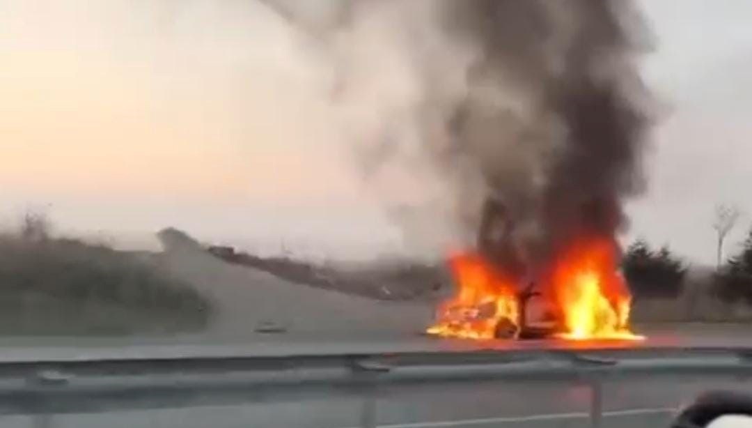 Arıza yapan araç alev alev yandı