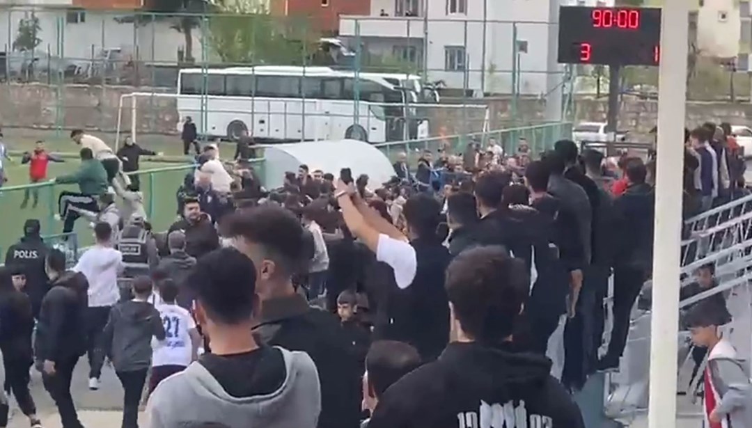 Siirt’te amatör lig maçında futbolcuların kavgasına taraftar da karıştı