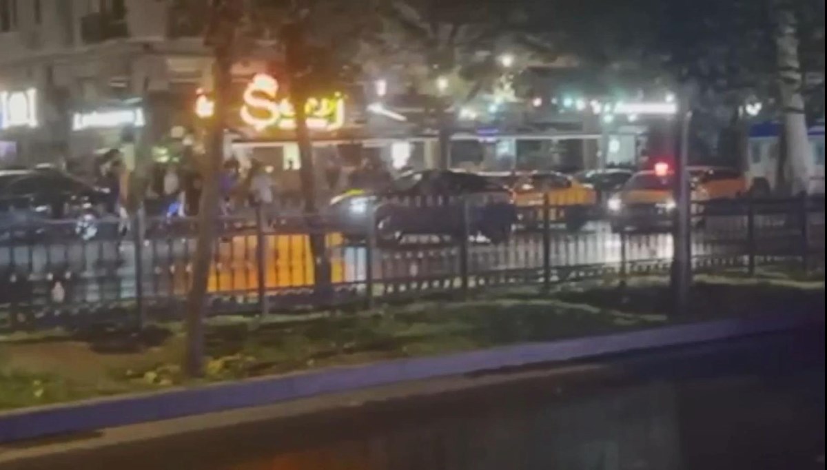Aracını tartıştığı kişilerin üzerine sürdü: Bir kişi ağır yaralı Aracını tartıştığı kişilerin üzerine sürdü: Bir kişi ağır yaralı