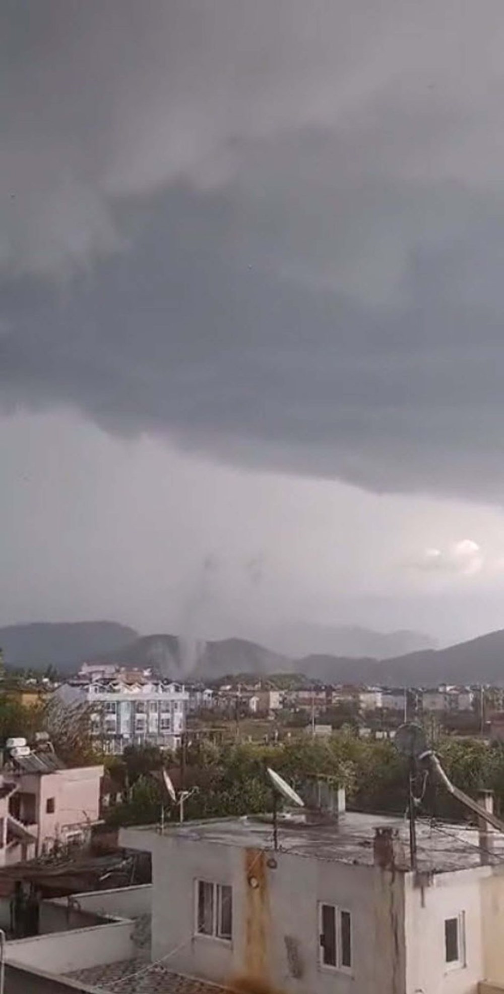Muğla'da hortum: Çatılar uçtu, ağaç ve direkler devrildi - 3