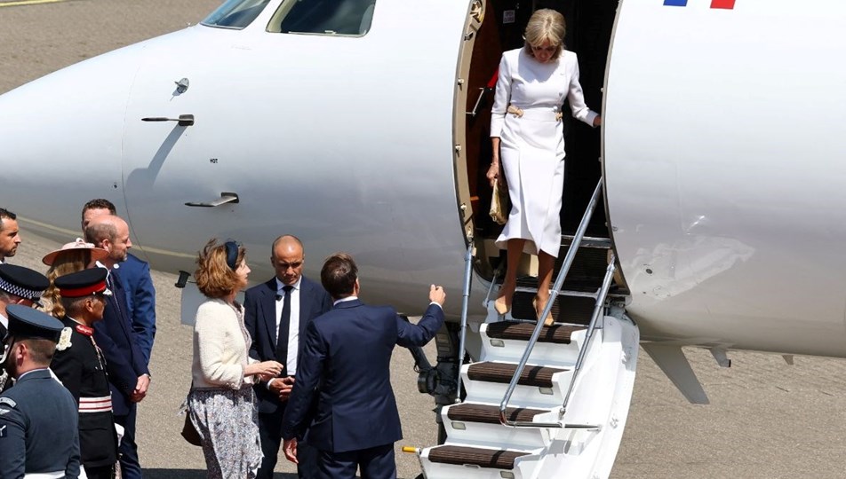 Macron çiftinde bir kriz daha: Elini uzattı, eşi görmezden geldi