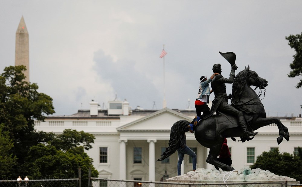 Beyaz Saray önündeki Andrew Jackson heykelini yıkmak isteyen göstericilere sert müdahale - 6