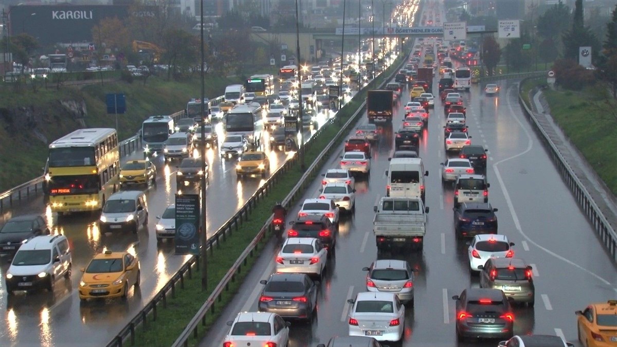 İstanbul'da sağanak yağış etkili oldu: İş çıkışı trafik kilitlendi