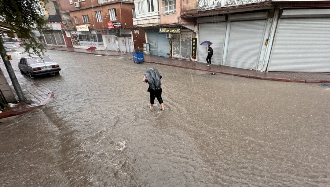 Adana'da sağanak yağış: Cadde sokaklar göle döndü