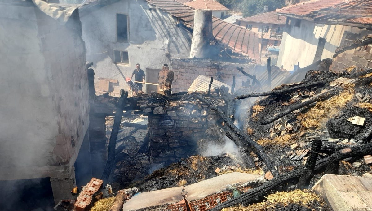 Tokat'ta ev ve samanlıkta yangın