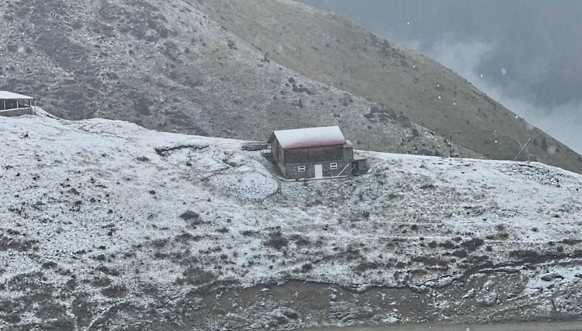 Türkiye'nin birçok noktasında mevsimin ilk karı düştü Türkiye'nin birçok noktasında mevsimin ilk karı düştü