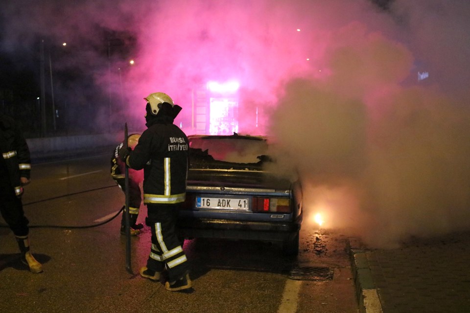 Bursa'da trafik kazası yapan sürücü aracını ateşe verdi - 1