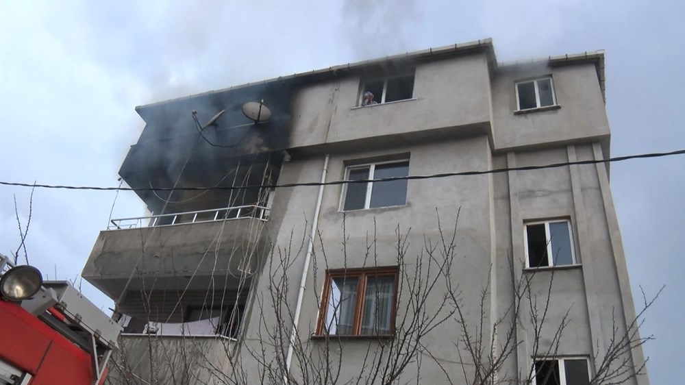 Yangında can pazarı: Pencereye çıkıp nefes almaya çalıştılar - 3