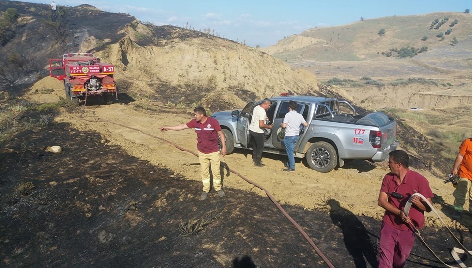 Manisa'da otluk ve ormanlık alanda başlayan yangına müdahale ediliyor