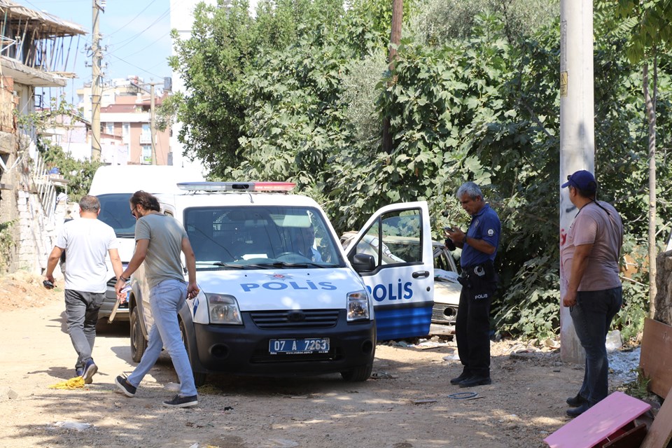 Antalya'da iki aile arasındaki kavgada silah ve kılıçlar konuştu: 3 yaralı - 1