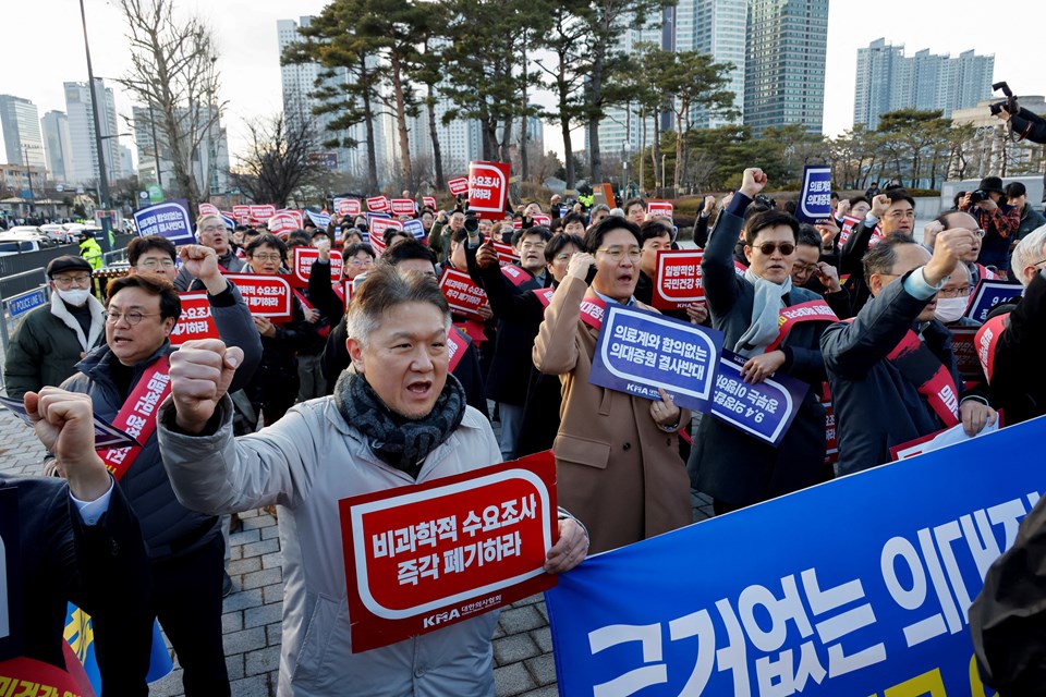 Güney Kore'de doktorların grevi hükümeti zora sokacak - 1
