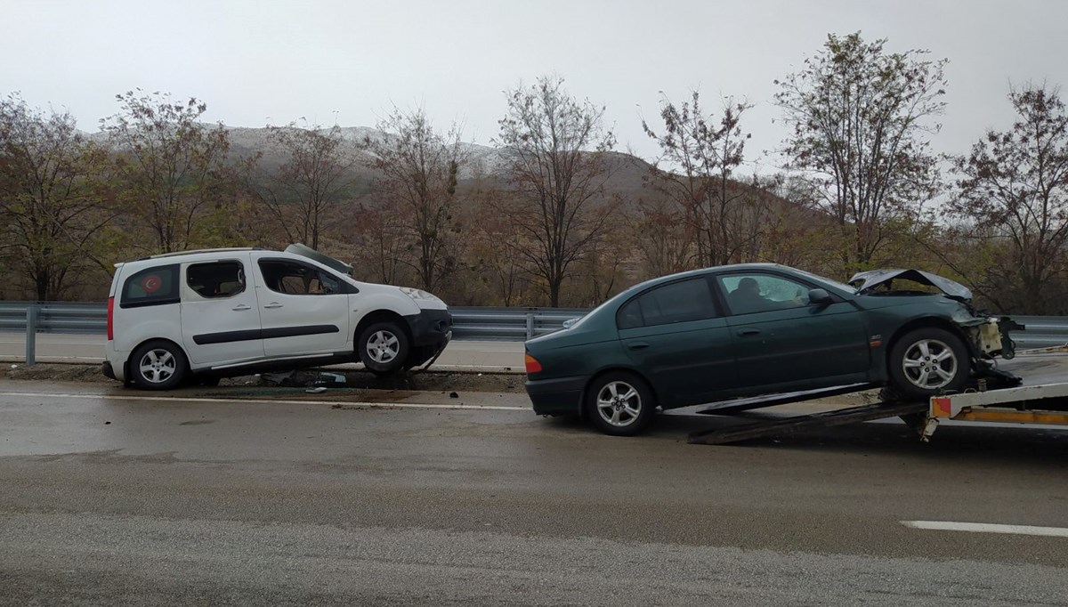 Yoldaki buzlanma kaza getirdi: 4 yaralı Yoldaki buzlanma kaza getirdi: 4 yaralı