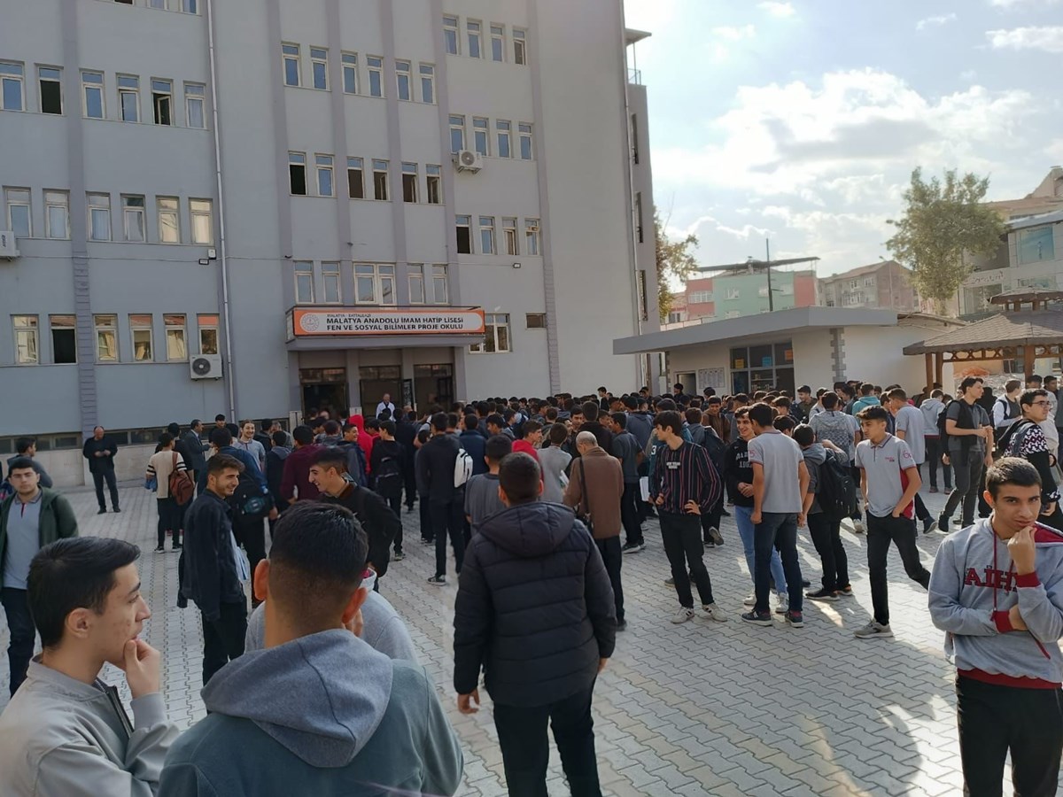 Depremi ders sırasında hisseden öğrenciler okul bahçesine çıktı.