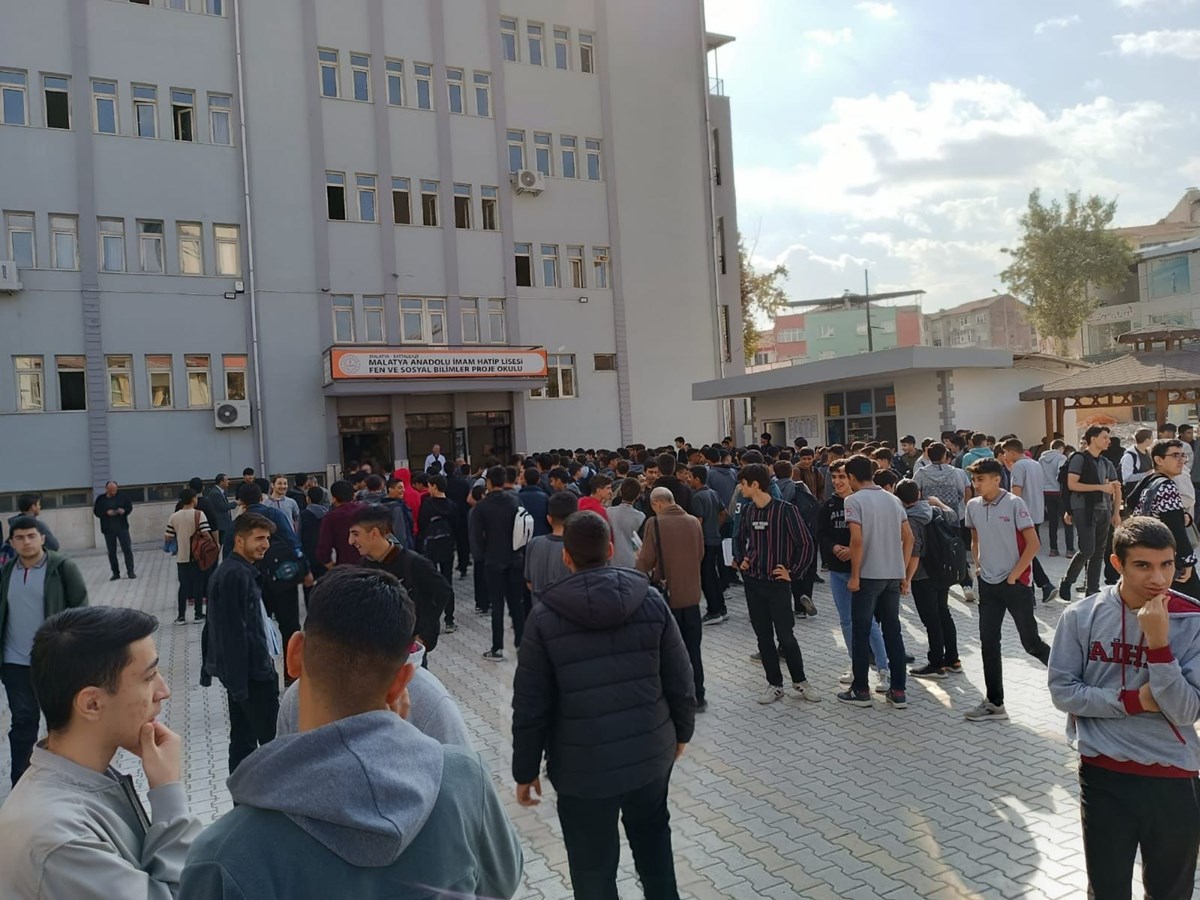 Depremi ders sırasında hisseden öğrenciler okul bahçesine çıktı. Depremi ders sırasında hisseden öğrenciler okul bahçesine çıktı.