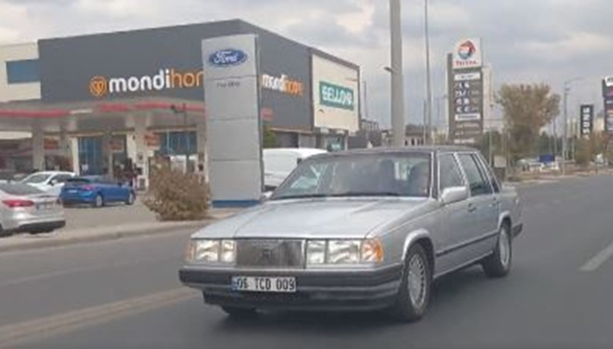 Bahçeli, klasik otomobiliyle Ankara turu attı, fonda Bahçeli, klasik otomobiliyle Ankara turu attı, fonda