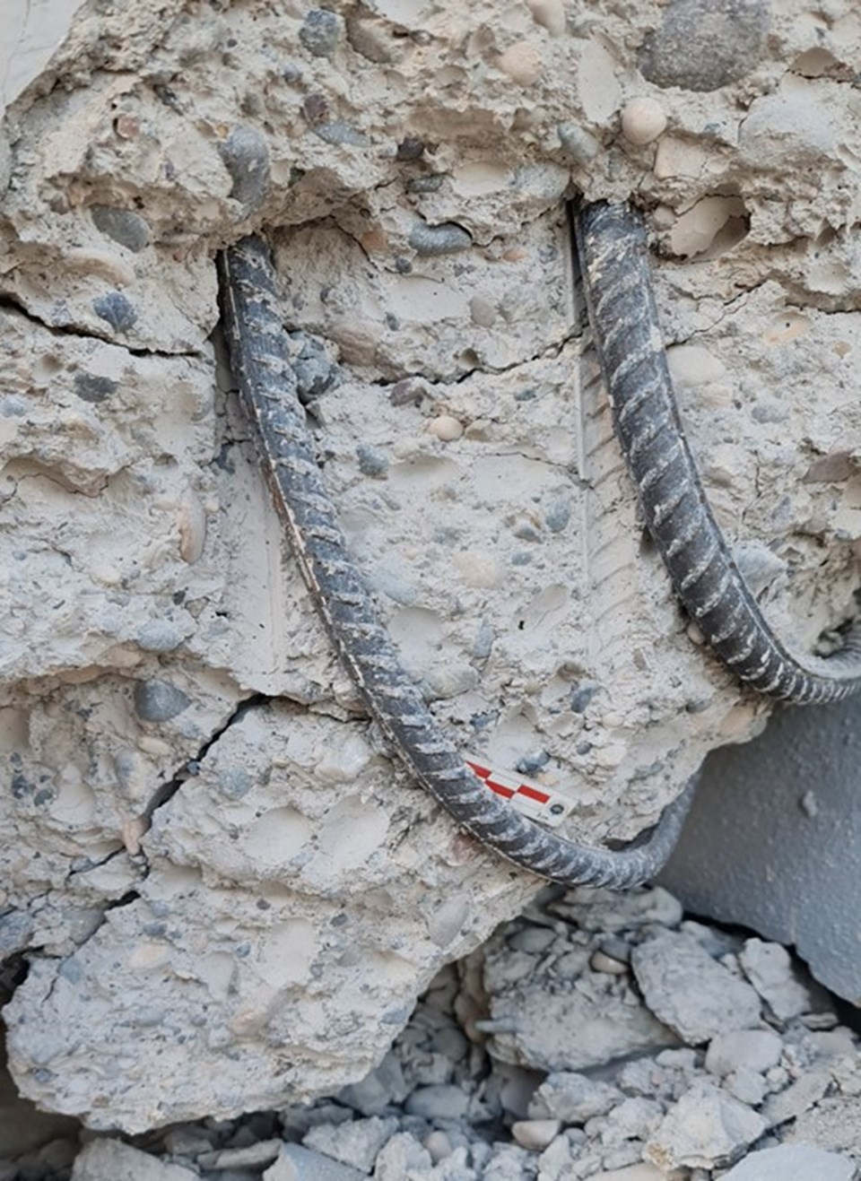 Deprem bölgesinde yıkılan binalarda dere kumu kullanıldığı tespit edildi - 2