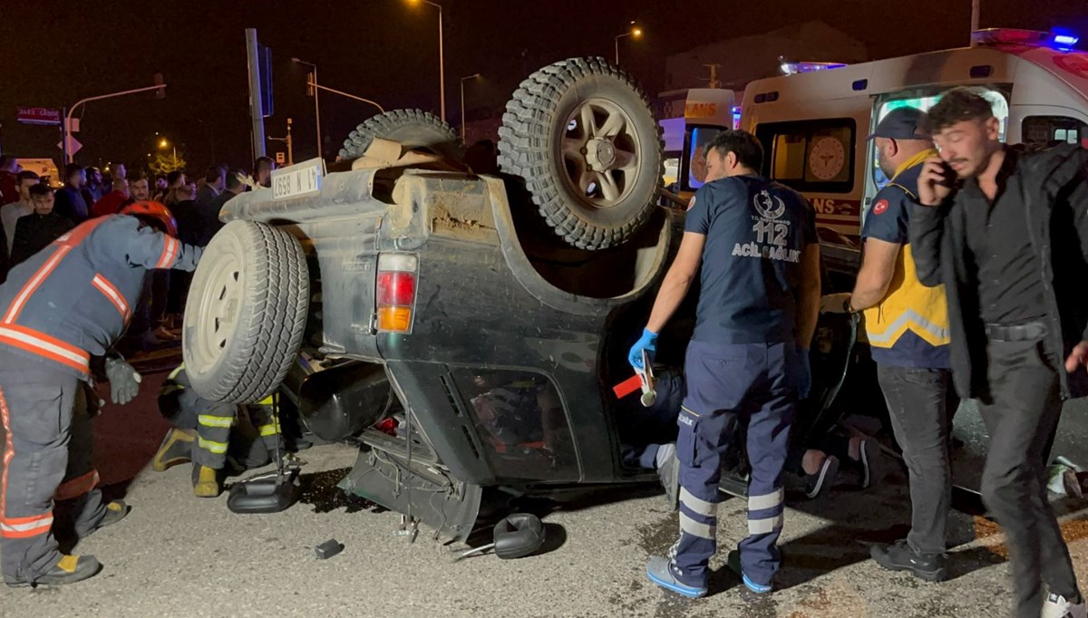 Kavşakta otomobil ile cip çarpıştı: 1'i ağır, 6 yaralı Kavşakta otomobil ile cip çarpıştı: 1'i ağır, 6 yaralı