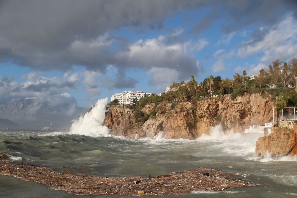 Antalya'da dev dalgalar yat limanını yuttu: 1 tur, 2 balıkçı teknesi battı - 3