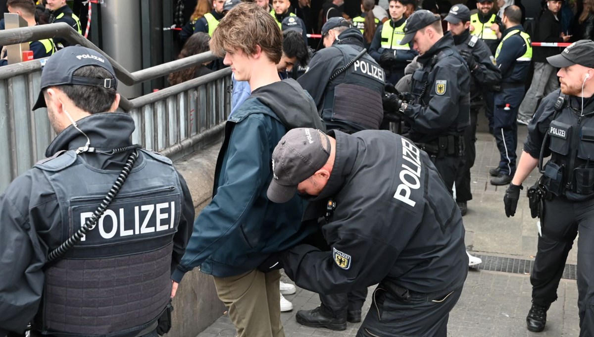 Hamburg'da tren istasyonunda arama