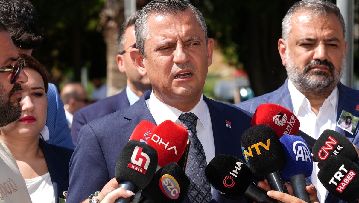 CHP'nin Erdoğan'ı Meclis'te ayakta karşılaması | Özgür Özel: Anayasa yapmak üzere ayağa kalkmadık