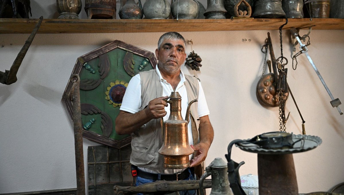 Enkazdan çıkan eşyalar gelir kapısı oldu Enkazdan çıkan eşyalar gelir kapısı oldu