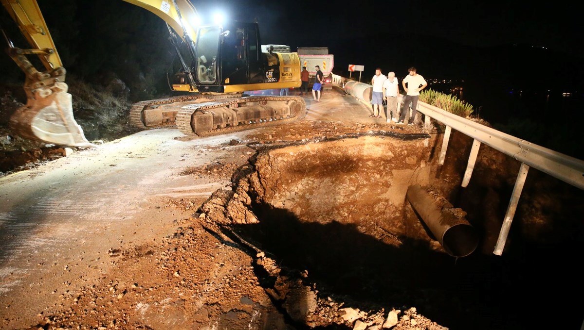 Bodrum'da içme suyu isale hattında patlama: Yol çöktü