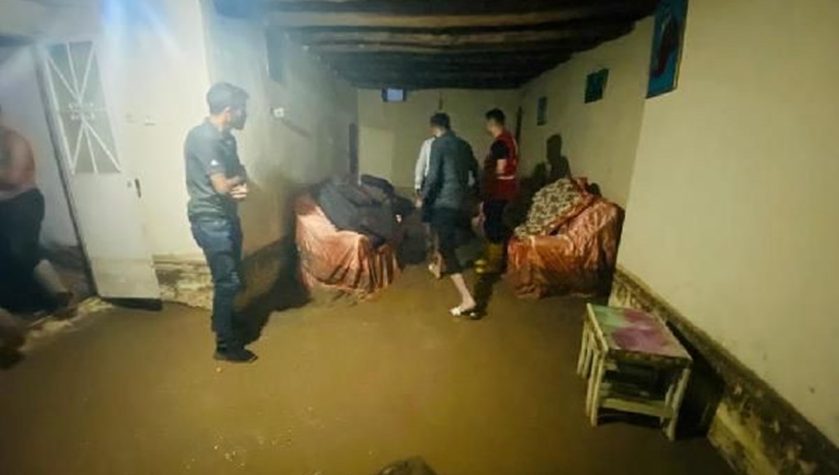 Doğubayazıt'ta sel: Evleri su bastı Doğubayazıt'ta sel: Evleri su bastı