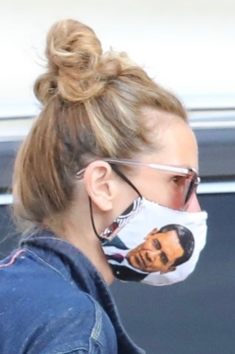 Rita Ora: Tatilde bile maske takın (Corona döneminde maskesiz dışarı çıkmayan ünlüler) - 3
