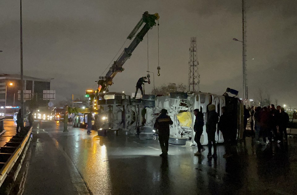 Bağcılar'da kamyon devrildi: Mahmutbey Caddesi trafiğe kapatıldı - 1