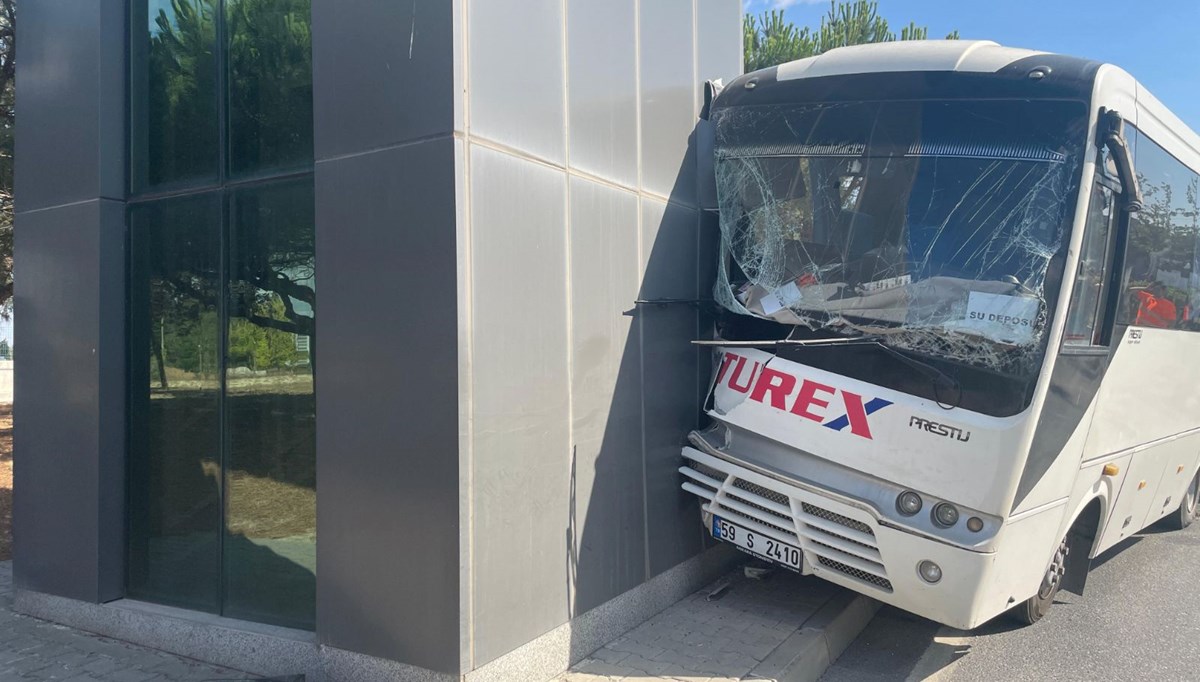 Servis aracı beton direğe çarptı