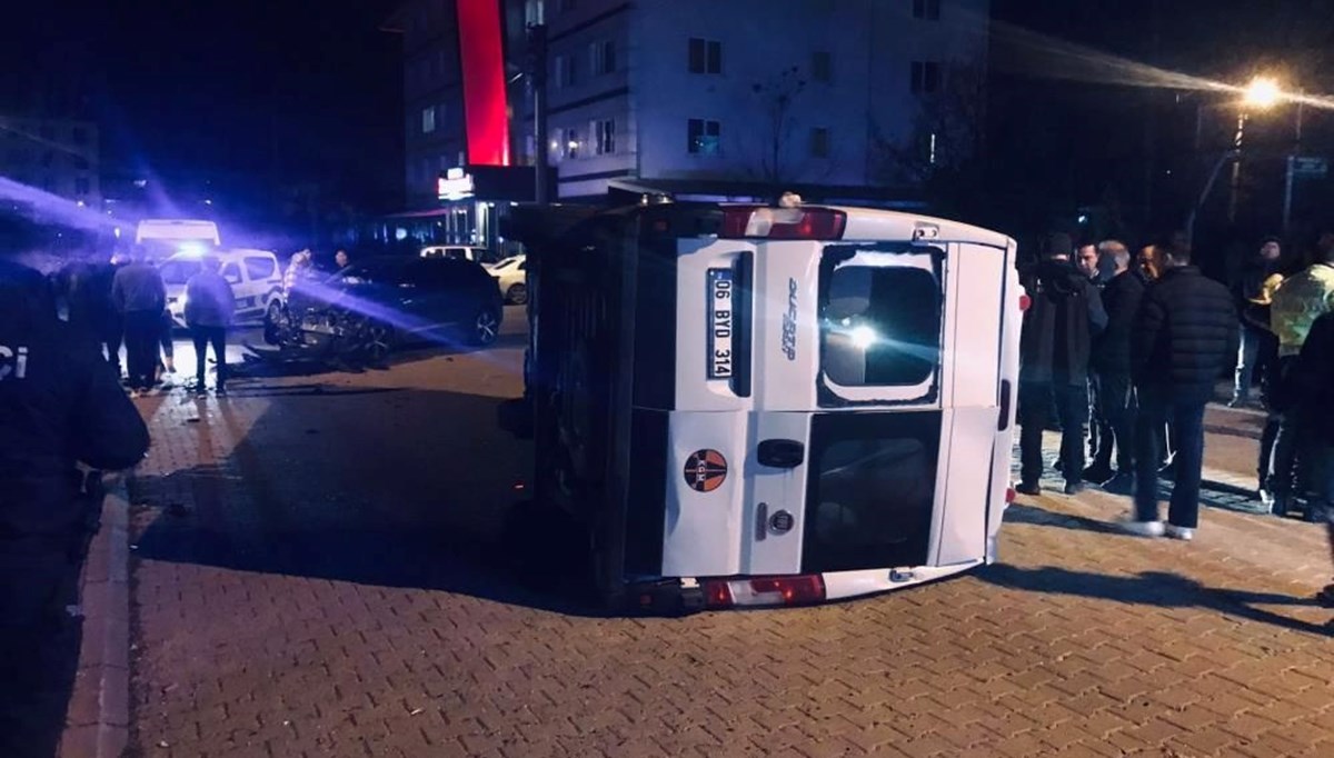 Otomobil ile çarpışan minibüs devrildi: 2 yaralı