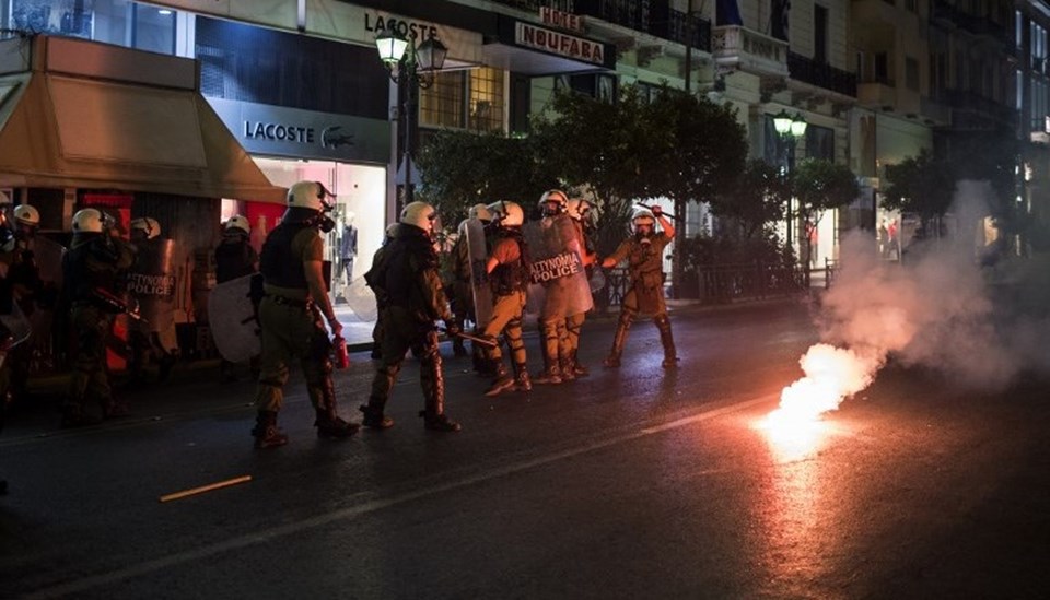 Yunanistan'da ırkçılık karşıtı gösteri: Polisle çatışma - 1