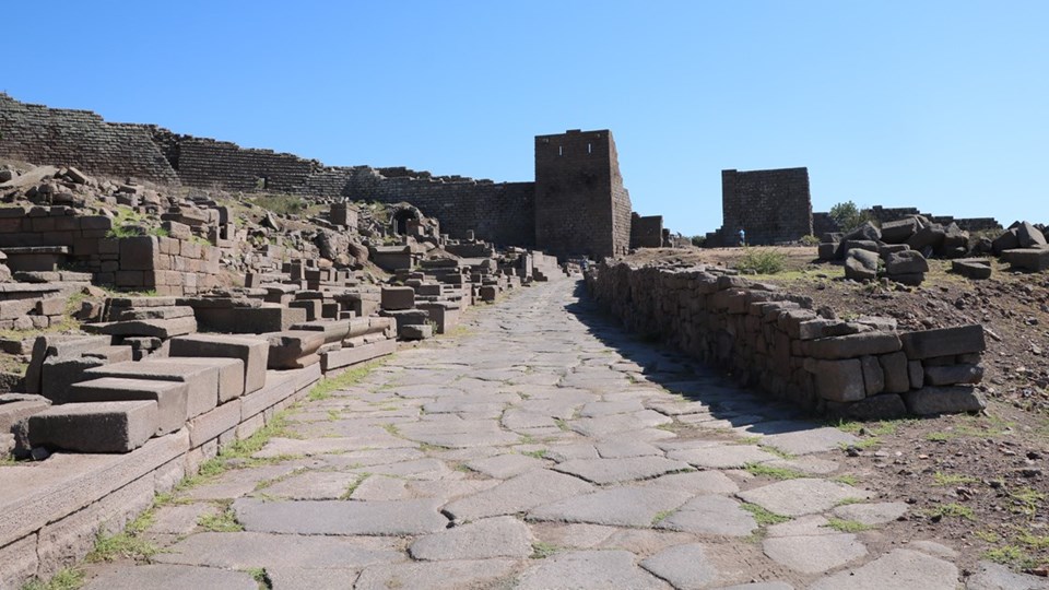 Assos'ta 1600 yıllık insan ve hayvan figürlü iki kolye ucu bulundu - 3