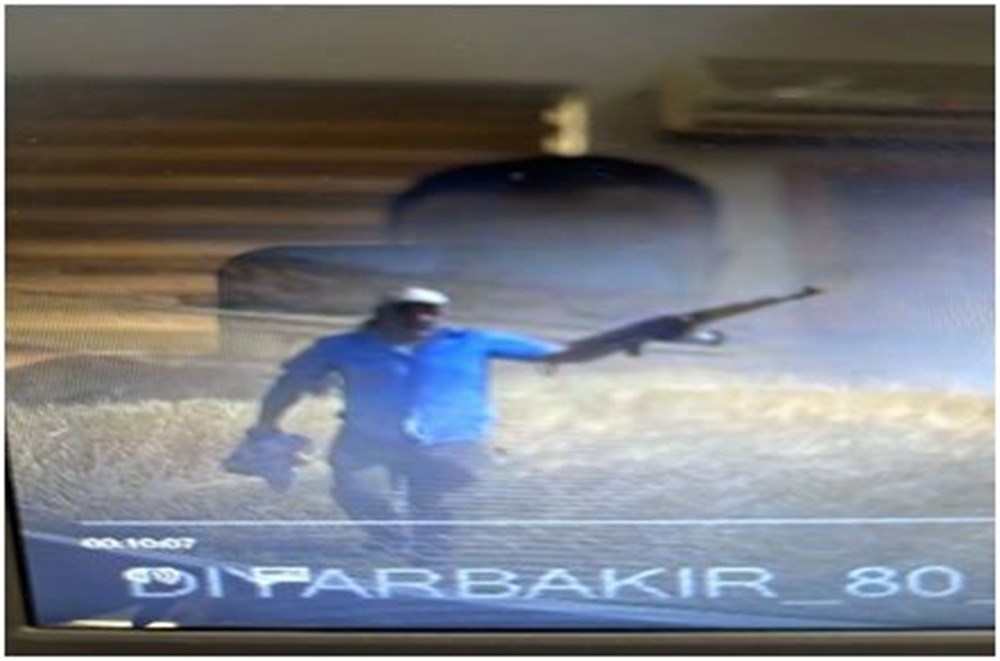 Diyarbakır’dakiarazi katliamından aylar sonra yeni görüntüler: Ellerinde silahlarla yaralılarınyerini gösterdiler - 3
