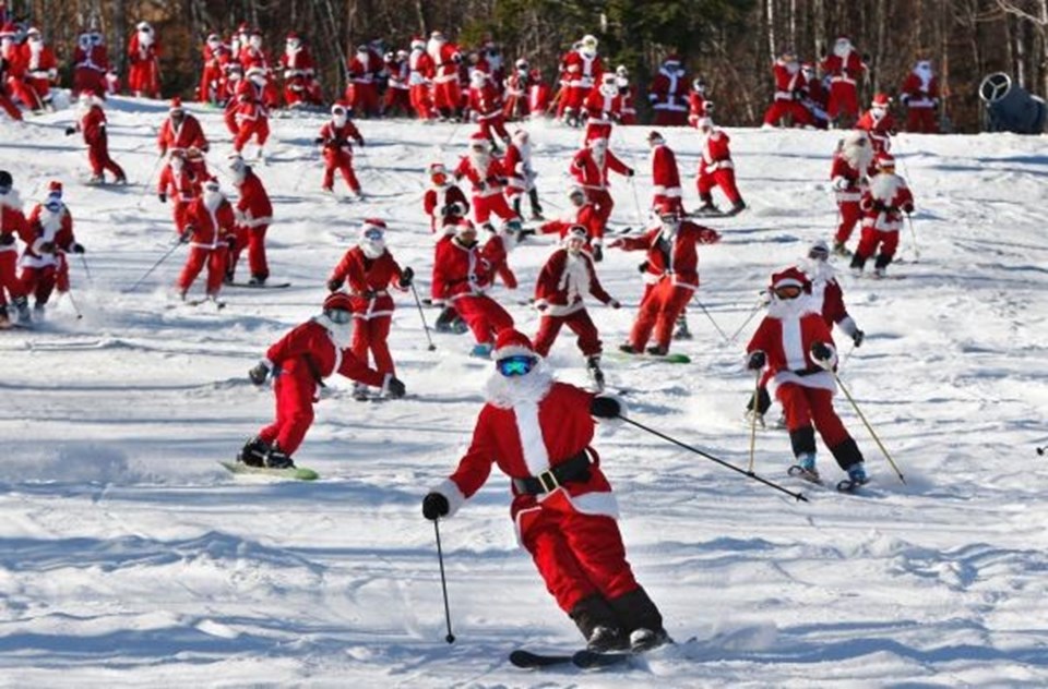 Kayak pistini 'Noel Baba'lar bastı - 1
