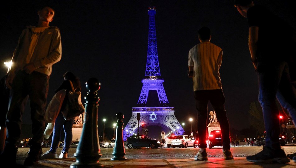 Fransa'dan İsrail'e destek: Eyfel Kulesi, İsrail bayrağının renklerine büründü