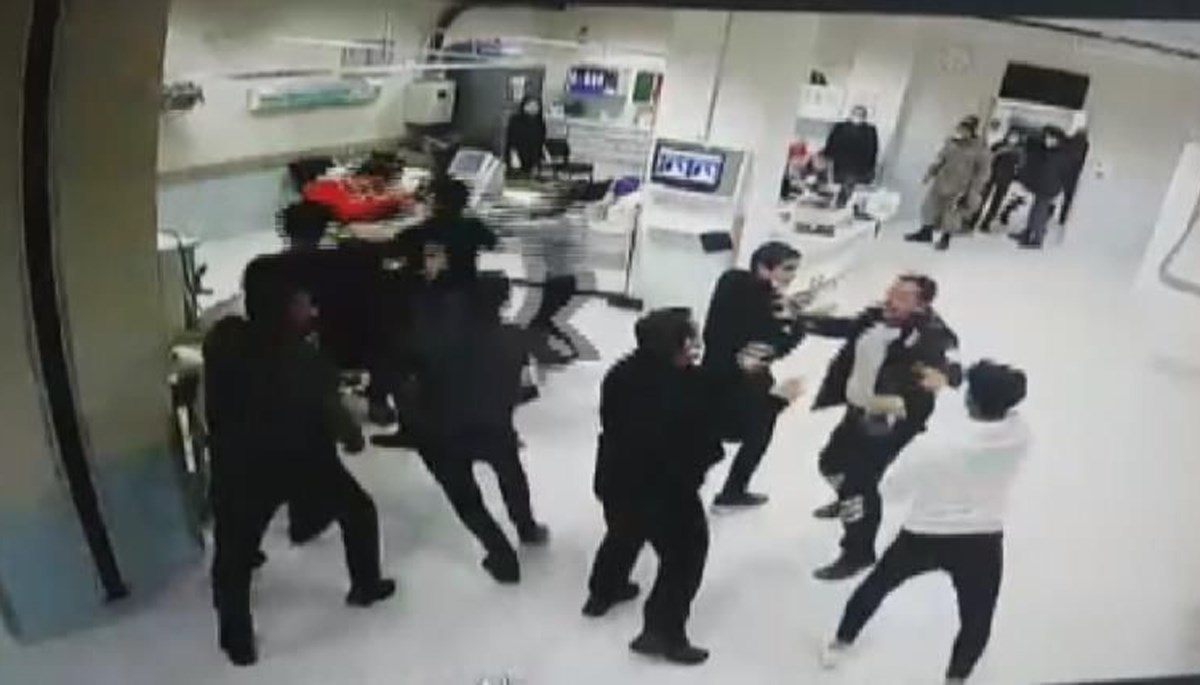 Hasta yakınlarından sağlık çalışanlarına saldırı Hasta yakınlarından sağlık çalışanlarına saldırı