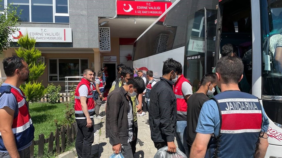 Sınır dışı edilecek 363 Afganistan uyruklu, Edirne'den İstanbul'a gönderildi - 1