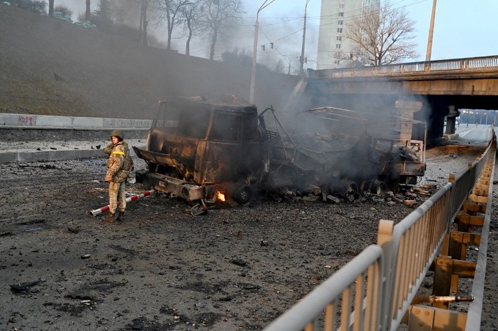 Rusya'nın saldırısının 3. gününde Ukrayna'dan fotoğraflar - 10