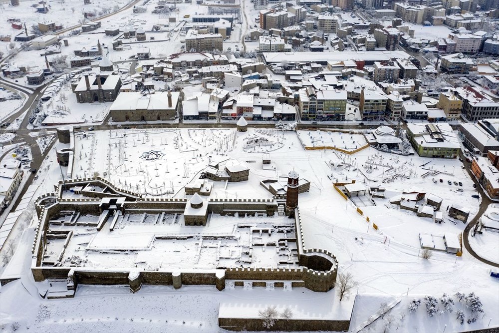 Doğu'nun "kış cenneti" Erzurum gündüz bembeyaz, gece ise ışıl ışıl - 11