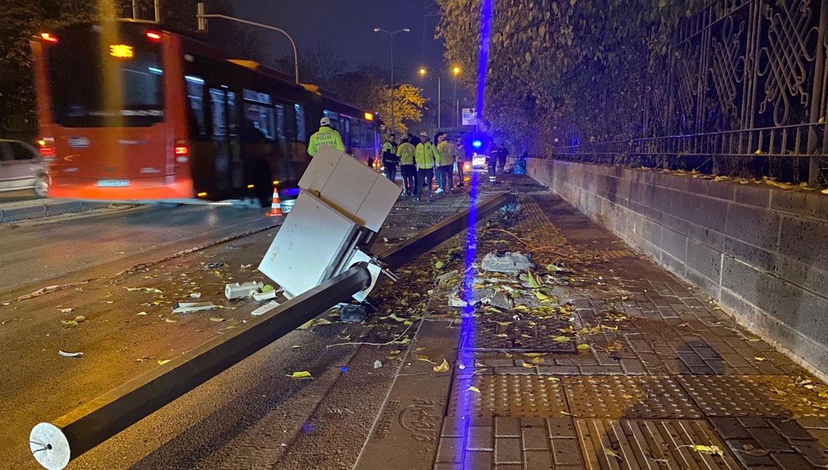 Minibüs kırmızı ışıkta bekleyen araçlara çarptı: 1 ölü, 1 yaralı